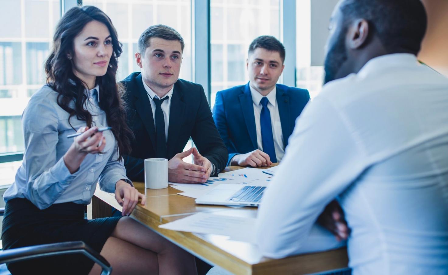 Equipo de analistas trabajando con datos financieros